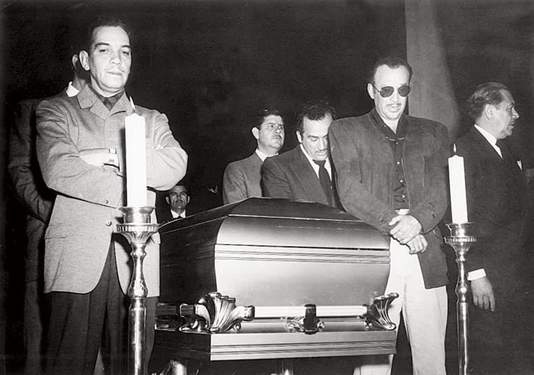 El funeral de Pedro fue un evento sin precedentes. En la imagen se ve a su hermano Ángel y a Mario Moreno, 'Cantinflas', montando una guardia de honor durante el sepelio.