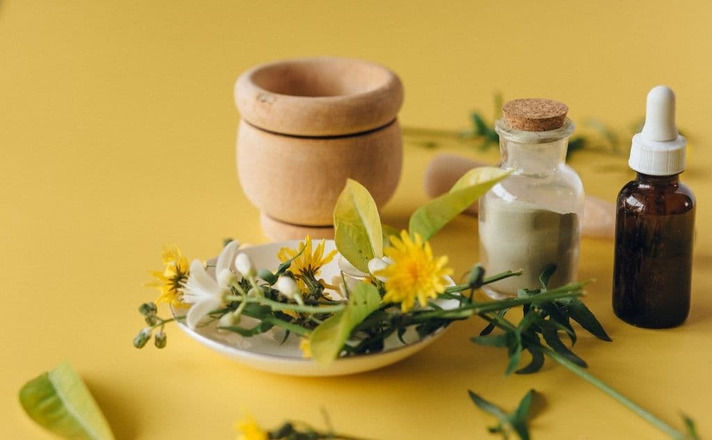 El
<b> jengibre y el aceite de castor son remedios </b>que se usan para detener la caída del cabello, tras unainfección por covid-19. La dermatóloga
<b> Cris Berlingeri dice que esto no es recomendable</b>, pues la caída del cabello no sólo puede ser causada por 
<a href="https://www.univision.com/local/austin-kakw/perdida-de-cabello-una-de-las-secuelas-que-una-persona-puede-tener-despues-de-covid-19-video">una infección por coronavirus</a>.