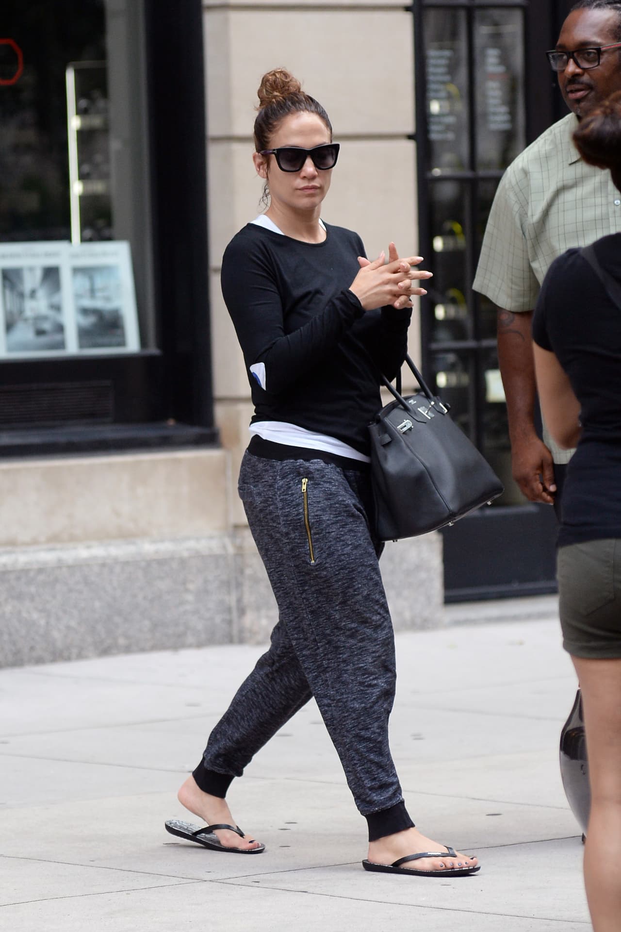 Jen salió muy informal, en pants.