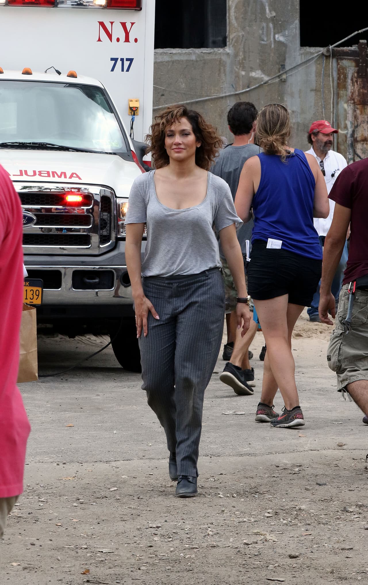 Durante un descanso, caminó por la locación.