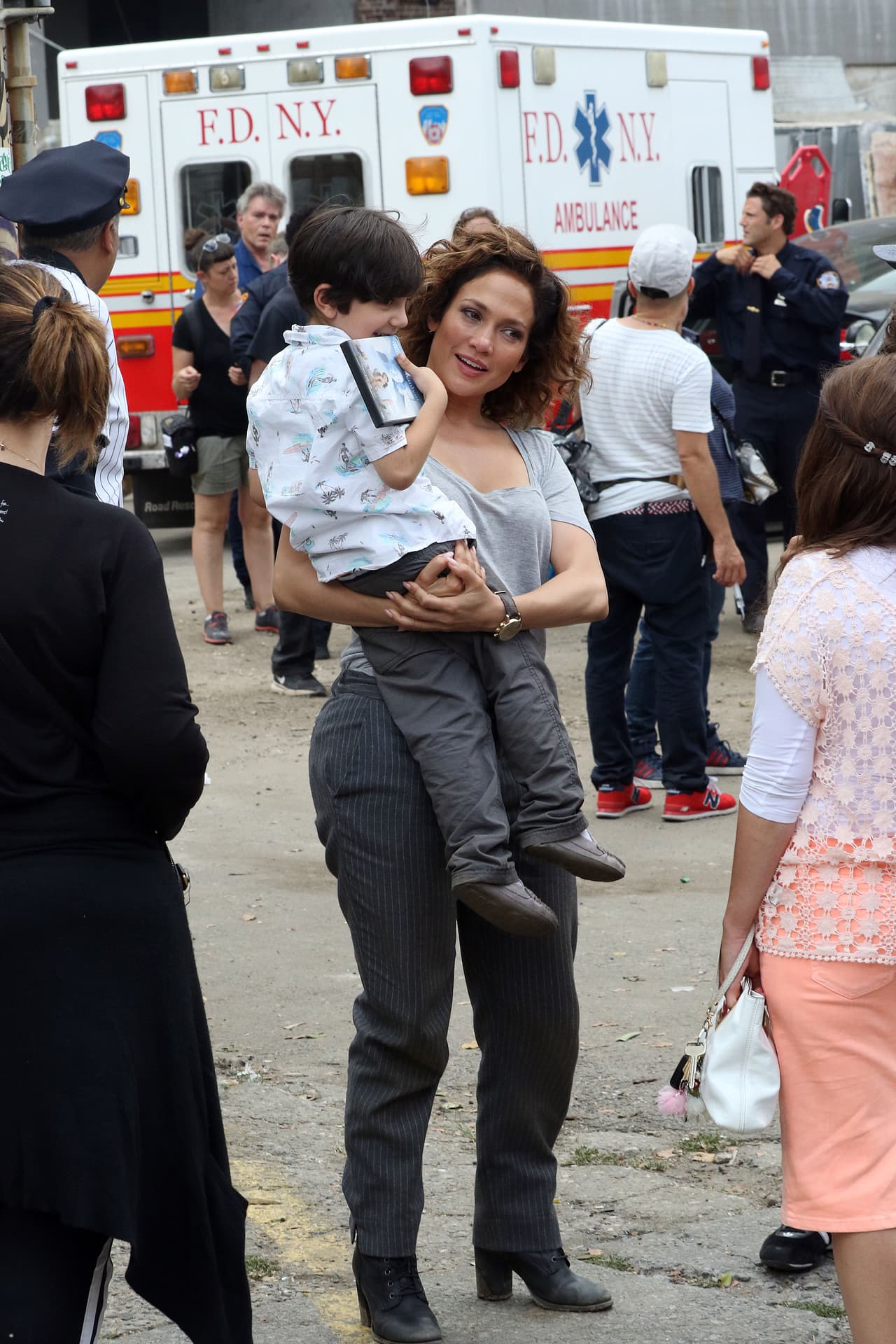 Jen platicó con la mami del niño.