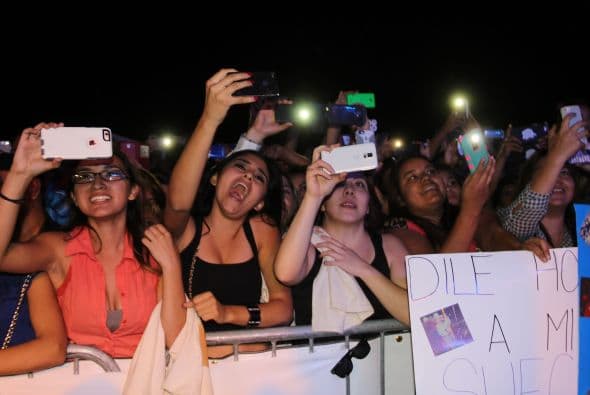 El Dasa revolucionó Phoenix con su voz y carisma, enloqueciendo a miles de fans que los esperaban ansiosas. El chulo causó furor con sus movimientos sexy y desafió seguridad para acercarse y bailar con sus consentidas.