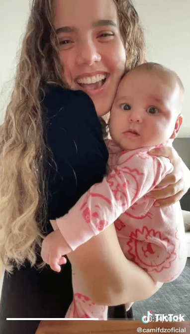 <b>Mamá e hija bailando</b>
<br>El 10 de junio Cayetana debutó en TikTok. 
<a href="https://www.tiktok.com/@camifdzoficial/video/6983342578196286725?referer_url=https%3A%2F%2Fwww.tvazteca.com%2F&referer_video_id=6983342578196286725&refer=embed&is_copy_url=0&is_from_webapp=v1&sender_device=pc&sender_web_id=6969216596271236613" target="_blank">En un video</a> de 30 segundos, Camila y la bebé bailaron al compás de la canción 'I Swear'.
