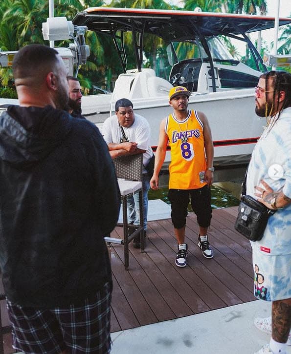 Raphy Pina se encuentra en Puerto Rico debido al cuarto día del 
<a href="https://www.univision.com/famosos/prefiero-que-me-vean-raphy-pina-lanza-contundente-mensaje-tras-su-paso-por-los-tribunales-video">juicio en su contra por portación ilegal de armas</a>, el cual se lleva a cabo en San Juan.
<br>