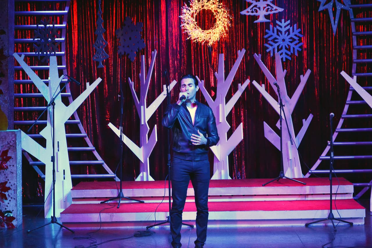 "Y yo le voy a 
<b><a href="https://www.univision.com/shows/el-gordo-y-la-flaca/bajale-a-tu-fiesta-las-palabras-de-jose-jose-que-marcaron-a-lupita-dalessio-y-la-ayudaron-a-salir-adelante-video" target="_blank">agradecer toda la vida</a></b> que él haya tenido el valor de ir a buscar a mi mamá y decírselo", agregó el ahora diputado federal de México.