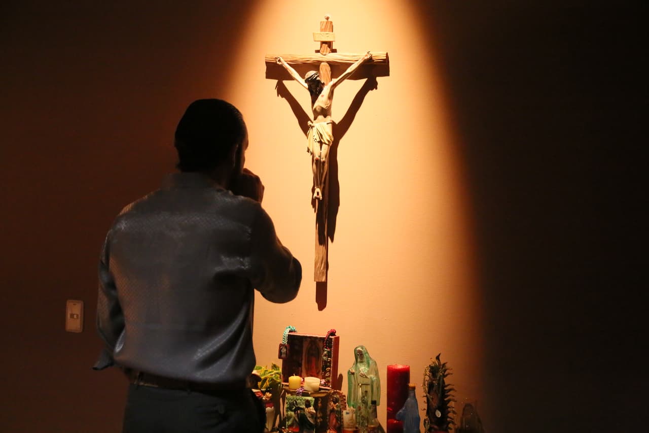 Arturo Bernal Leyda riden culto a diferentes objetos religioso y deidades. El capo elevó sus plegarias, rezó y se persignó para pedir protección ante un altar que se encontraba dentro de su habitación.