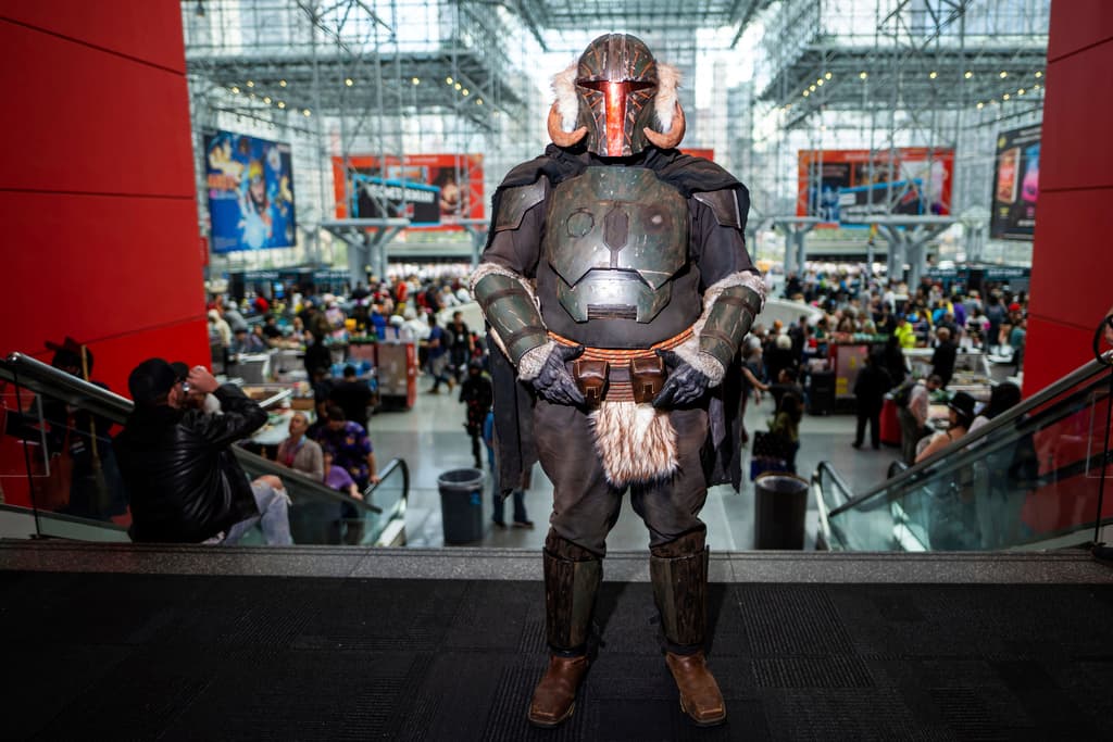 Otro asistente vestido como mandaloriano posa con el fondo del Centro de Convenciones Jacob K. Javitsen Nueva York.
