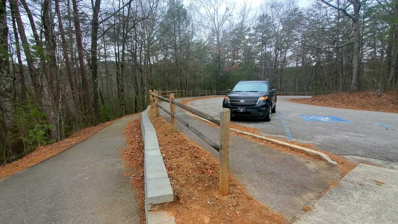 Para llegar a las cascadas, debes dirigirte a la Dukes Creek Falls Recreation Area, ubicada en el 1699 de Richard B. Russell Scenic Hwy. Helen, GA 30545.