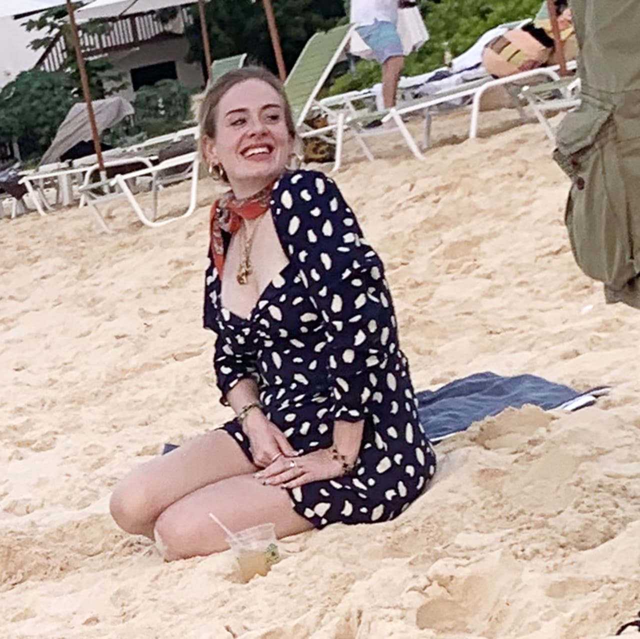 Noonan, quien cuenta con evidencia gráfica del encuentro, 
<b><a href="https://www.usmagazine.com/celebrity-body/news/adele-told-fan-her-massive-weight-loss-was-around-100-pounds/" target="_blank">relató a la revista 'Us'</a></b> que la cantautora británica le pidió que no se excusara por no reconocerla. "He perdido como 100 libras", recordó la universitaria que le respondió, sin entrar en más detalles.