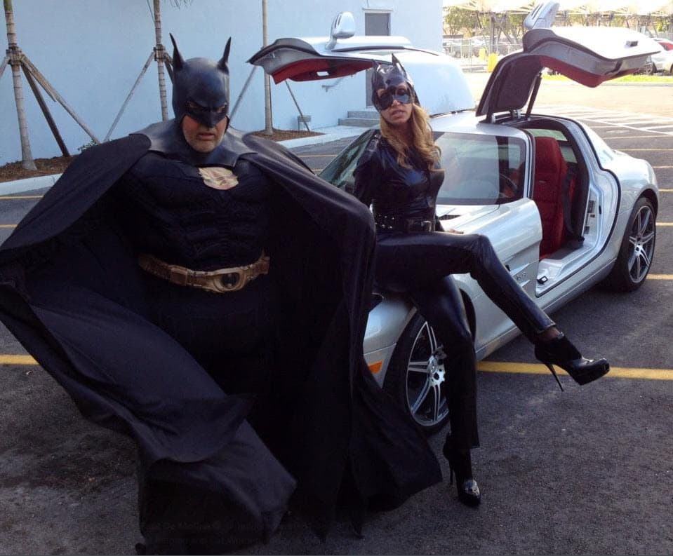 Hasta consiguieron un automóvil donde las puertas se abrían hacia arriba, como el 'batimóvil'.