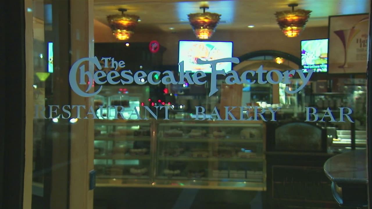 Continúa la búsqueda por un sospechoso que lanzó un dispositivo explosivo dentro de un Cheesecake Factory en Pasadena