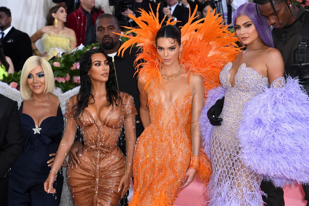 En mayo de 2019 Kylie y Kendall Jenner asistieron a la glamorosa Met Gala, donde usaron vestidos con llamativos colores.
<br>