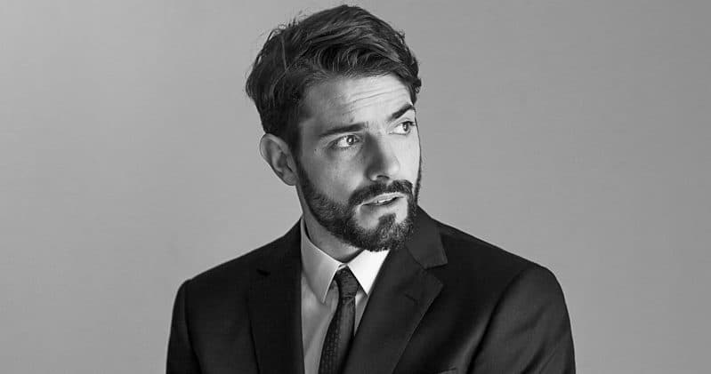 Hijo de dos célebres actores de teatro, José María de Tavira es de esos guapos que paran la respiración, pero tiene que recurrir al vello facial para que le crean que tiene 35 añitos de edad.