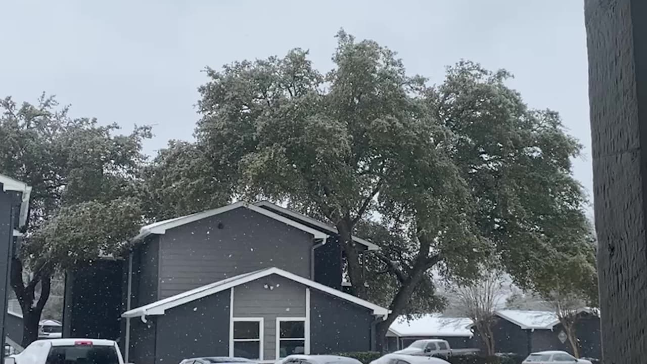El clima histórico de invierno continúa en el centro de Texas. Esta es la segunda vez que la nieve cae durante la semana en áreas de Austin.