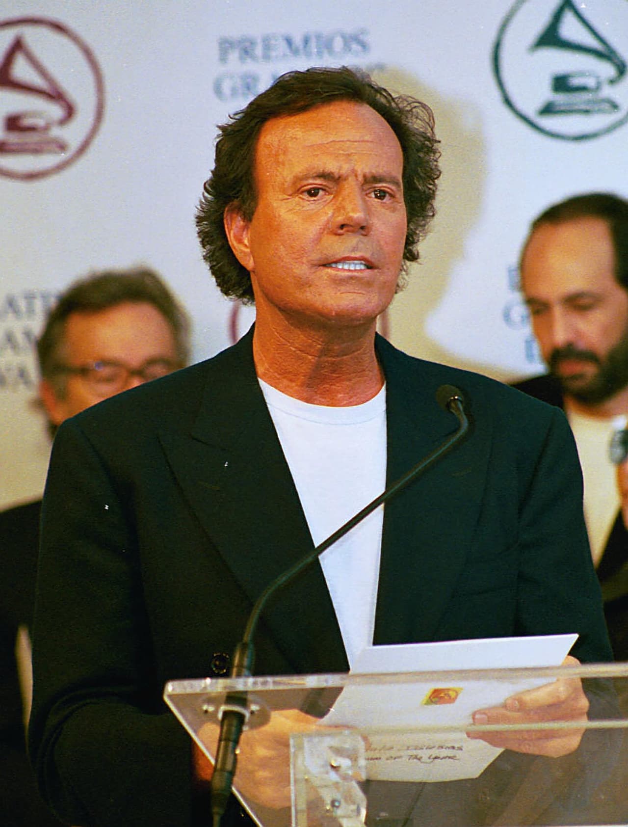 En 2001, el cantante español Julio Iglesias se convirtió en Persona del Año de Latin GRAMMY.