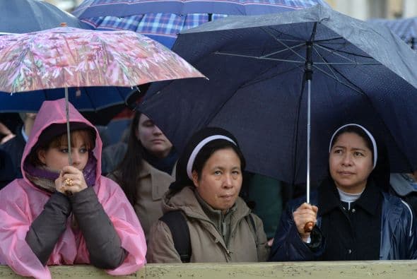 A pesar de la lluvia y el frío, la gente se acercó a la Plaza pertrechada con paraguas y gabardinas.