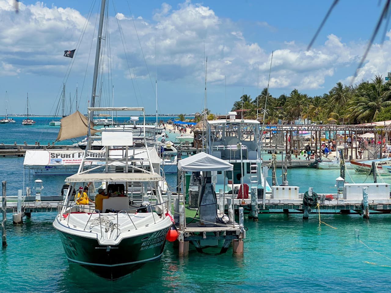 Naufragio de barco turístico en Cancún deja al menos cuatro muertos