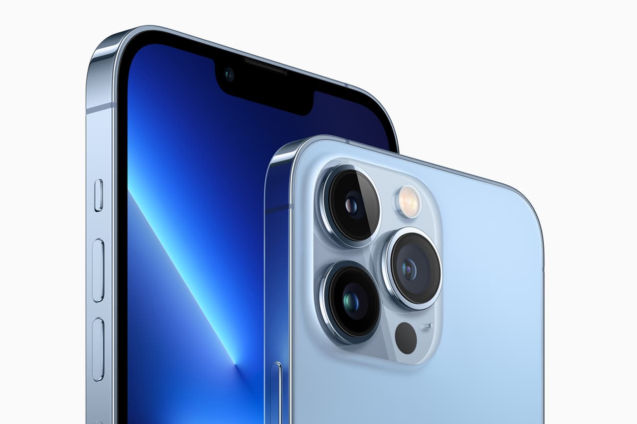En un comunicado, la tecnológica explica que los teléfonos iPhone 13 Pro y iPhone 13 Pro Max “
<a href="https://www.apple.com/newsroom/2021/09/apple-unveils-iphone-13-pro-and-iphone-13-pro-max-more-pro-than-ever-before/"><u>han sido rediseñados por dentro y por fuera</u></a>”. Destacan la nueva pantalla táctil más rápida y con mayor capacidad de respuesta y el nuevo sistema de “cámara profesional”.
<br>