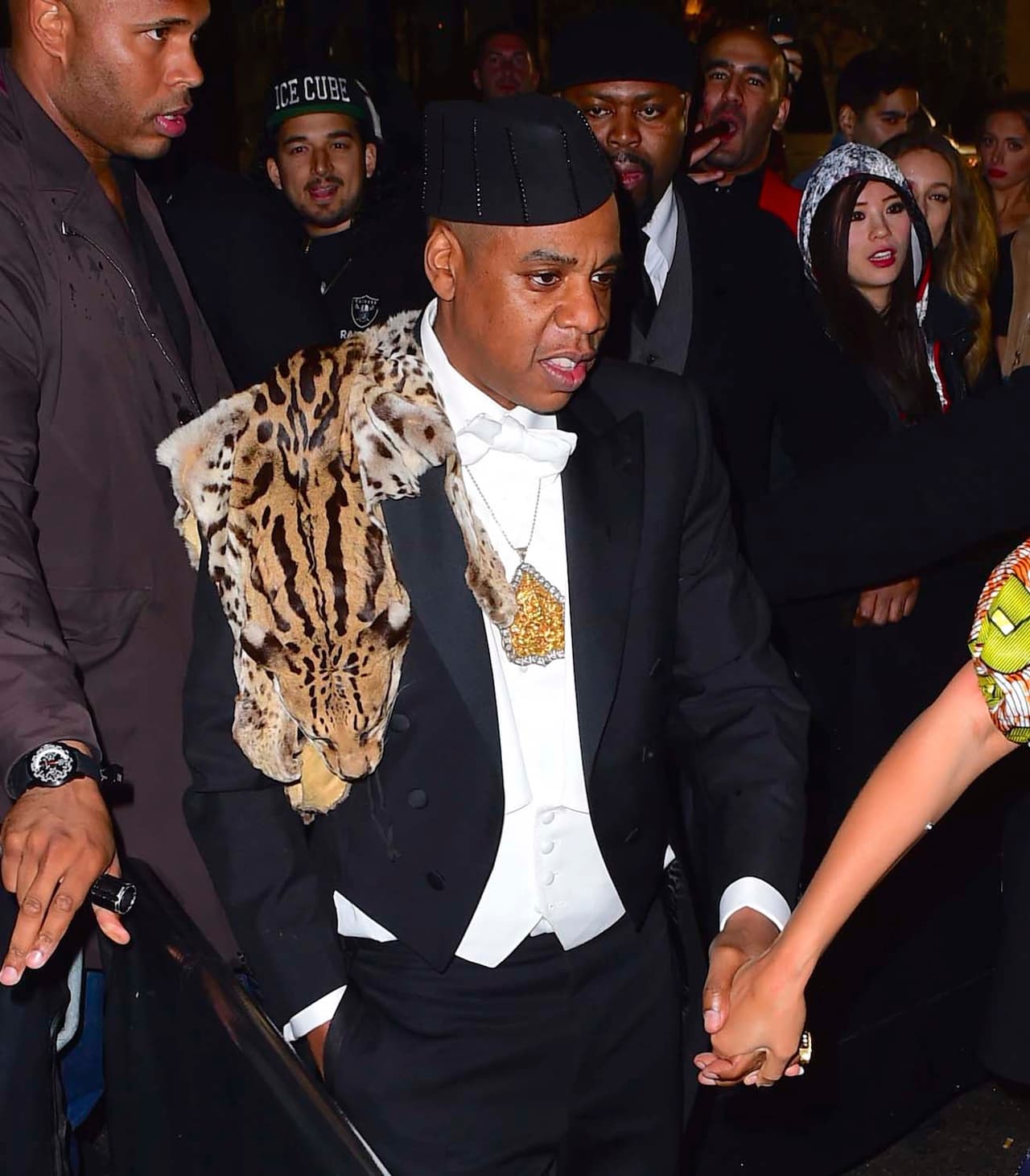 Ninguna persona del personal ni huespedes, se deben acercar a él para solicitarle autógrafos o entradas para conciertos, si es que no quieren recibir un mal trato por parte del rapero.