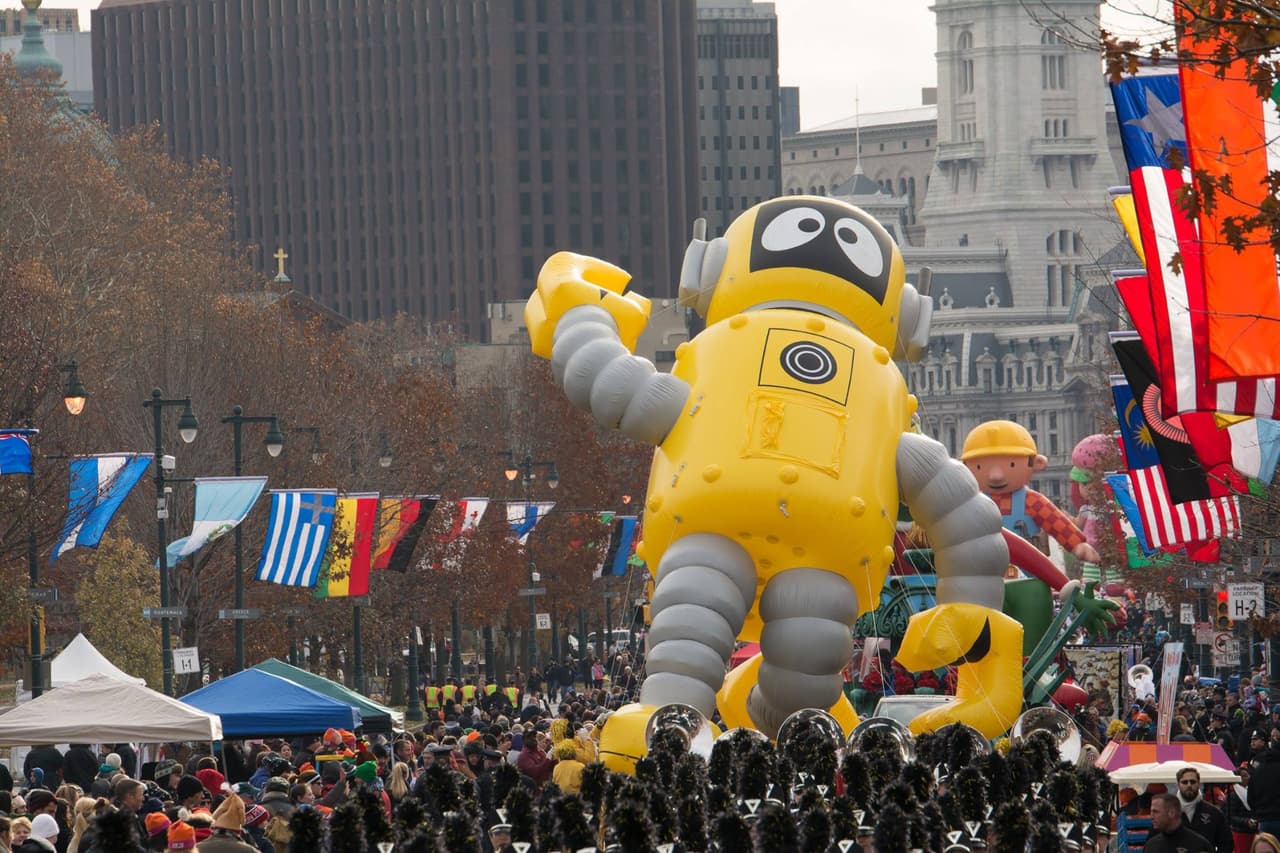 <b><a href="https://dig.abclocal.go.com/wpvi/html/2022tdp/index.html">Philadelphia's 6abc Dunkin' Thanksgiving Day Parade (23 de noviembre)</a></b>. El desfile del Día de Acción de Gracias más antiguo de la nación, originalmente fundado en 1920, trae carrozas gigantescas, bandas de música espectaculares, bailarines deslumbrantes, personajes destacados y, por supuesto, Papá Noel y la Sra. Claus a Benjamin Franklin Parkway.