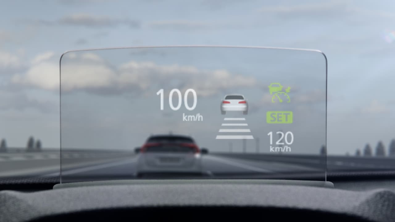 Un head up display se desplegará para quedar a la vista del conductor. Ahí se podrá ver información como límite de velocidad o el funcionamiento de sistemas como de proximidad con el auto de enfrente.