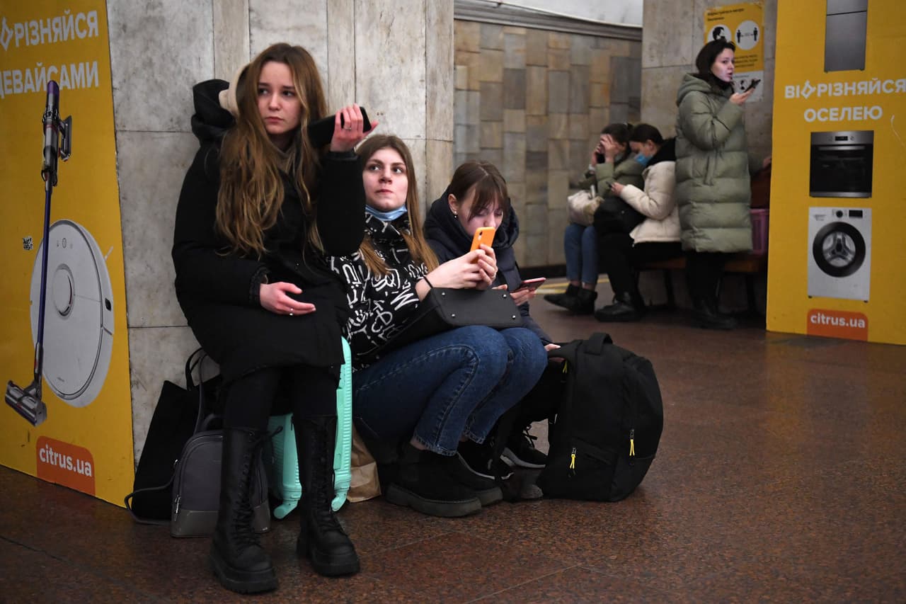 Un grupo de niñas en una estación de metro en Kiev, donde se refugian de los bombardeos que han seguido a la invasión rusa de Ucrania. 24 de febrero de 2022.