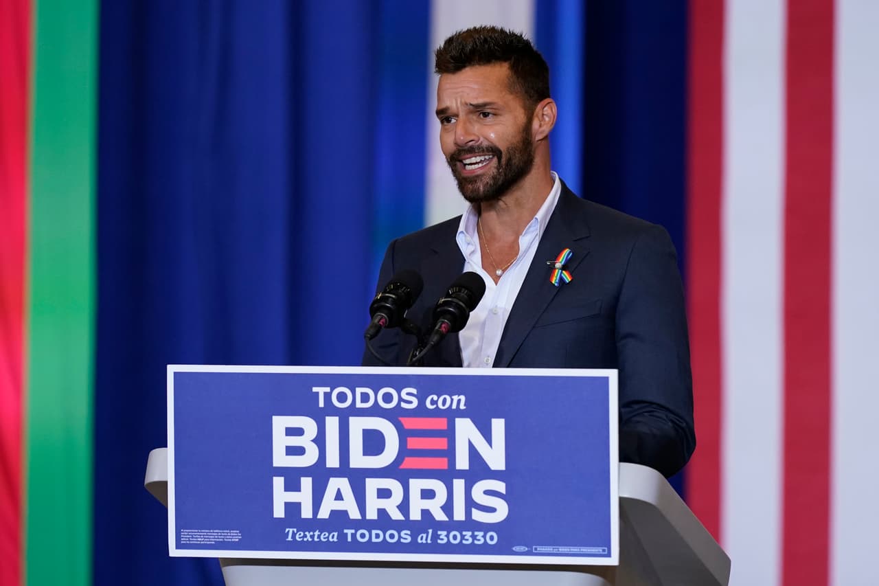 <b>Ricky Martin</b> también estuvo en el evento donde el exvicepresidente 
<a href="https://www.cnbc.com/2020/09/15/biden-ramps-up-latino-outreach-with-appeal-to-puerto-rican-voters-in-florida.html"><u>pronunció un discurso por el mes de la herencia hispana en Kissimmee</u></a>. Si bien no hubo multitudes, el levento reflejó el esfuerzo de la campaña demócrata por cortejar a los votantes puertorriqueños.