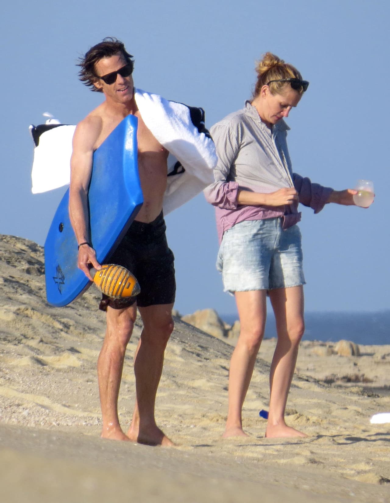 Julia se olvidó del bikinazo y se puso más cómoda.