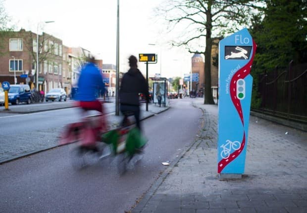 Este semáforo ayuda a los ciclistas para que no tengan que detenerse en su camino