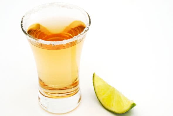 El tequila es el trago mexicano por excelencia y  puede tomarse solo con sal y limón o con una una infinidad de combinaciones. Pero como eso ya es cuento conocido para ti, ahora preparamos recetas para que te puedas comer, sí, comer el tequila. ¡Salud a mordiscos!