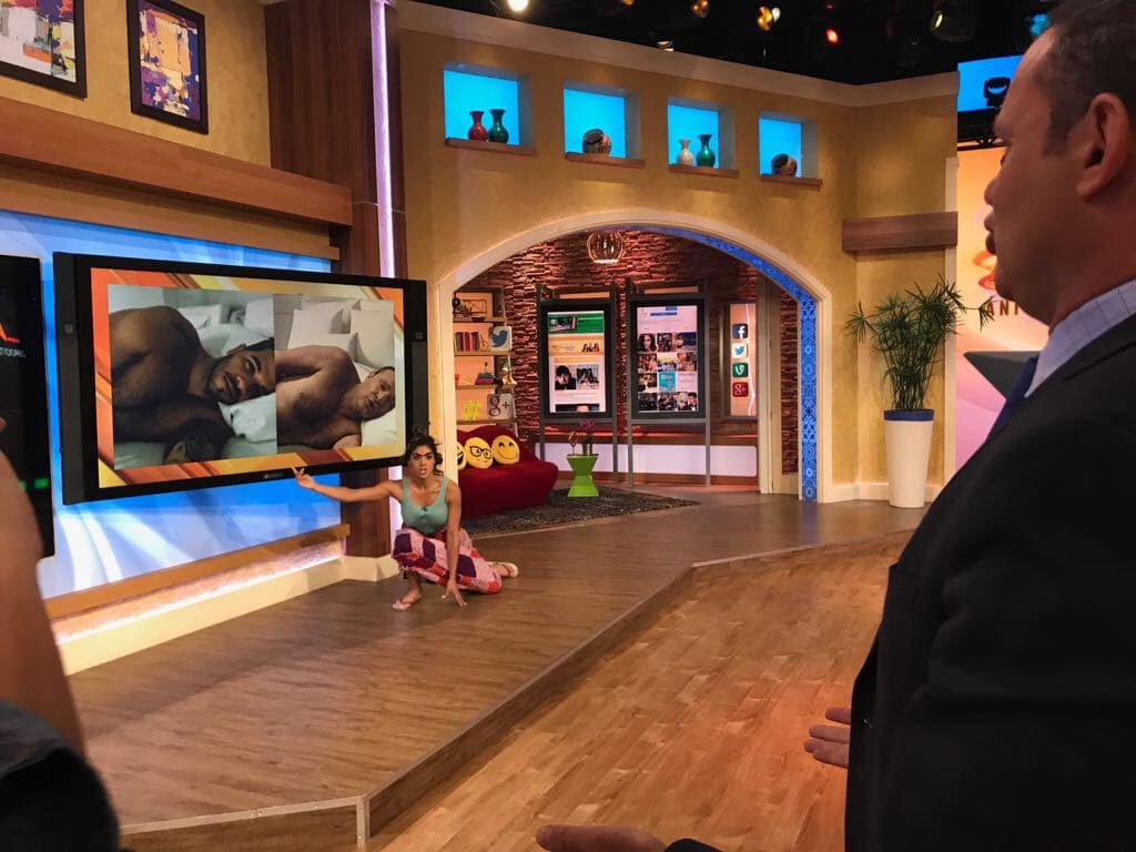 Mela la Melaza por fin develó el misterio que envuelve al Chef Jesús y a su imitador, que copia su sensual forma de dormir.