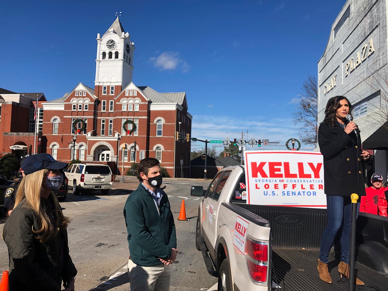 La senadora republicana de Estados Unidos Kelly Loeffler y el senador republicano Brian Strickland escuchan a la gobernadora de Dakota del Sur, Kristi Noem, durante un evento de campaña el domingo 3 de enero de 2021 en McDonough, Georgia. Los senadores republicanos recibieron un aumento tardío de donaciones de las industrias inmobiliaria y financiera.