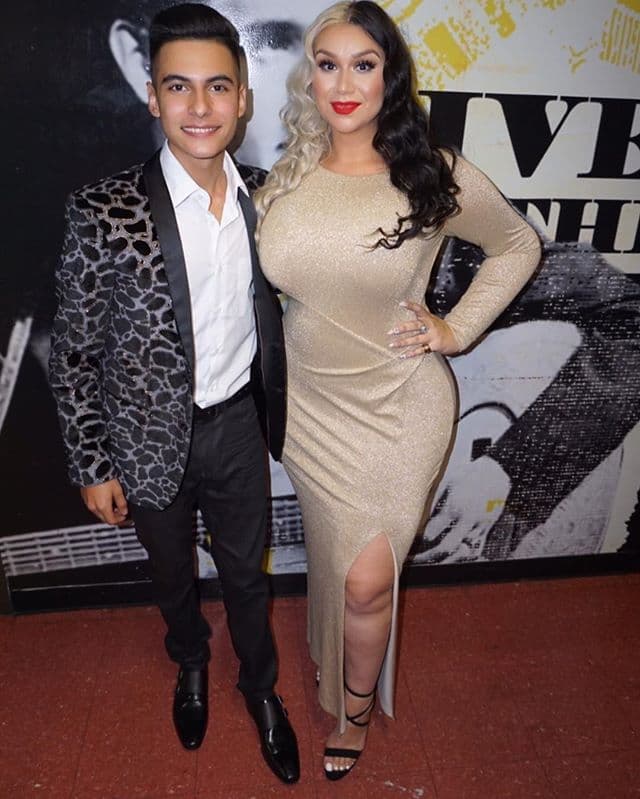 Incluso, un estilo más glam y ceñido al cuerpo como este dress que dejaba al descubierto una de sus piernas.