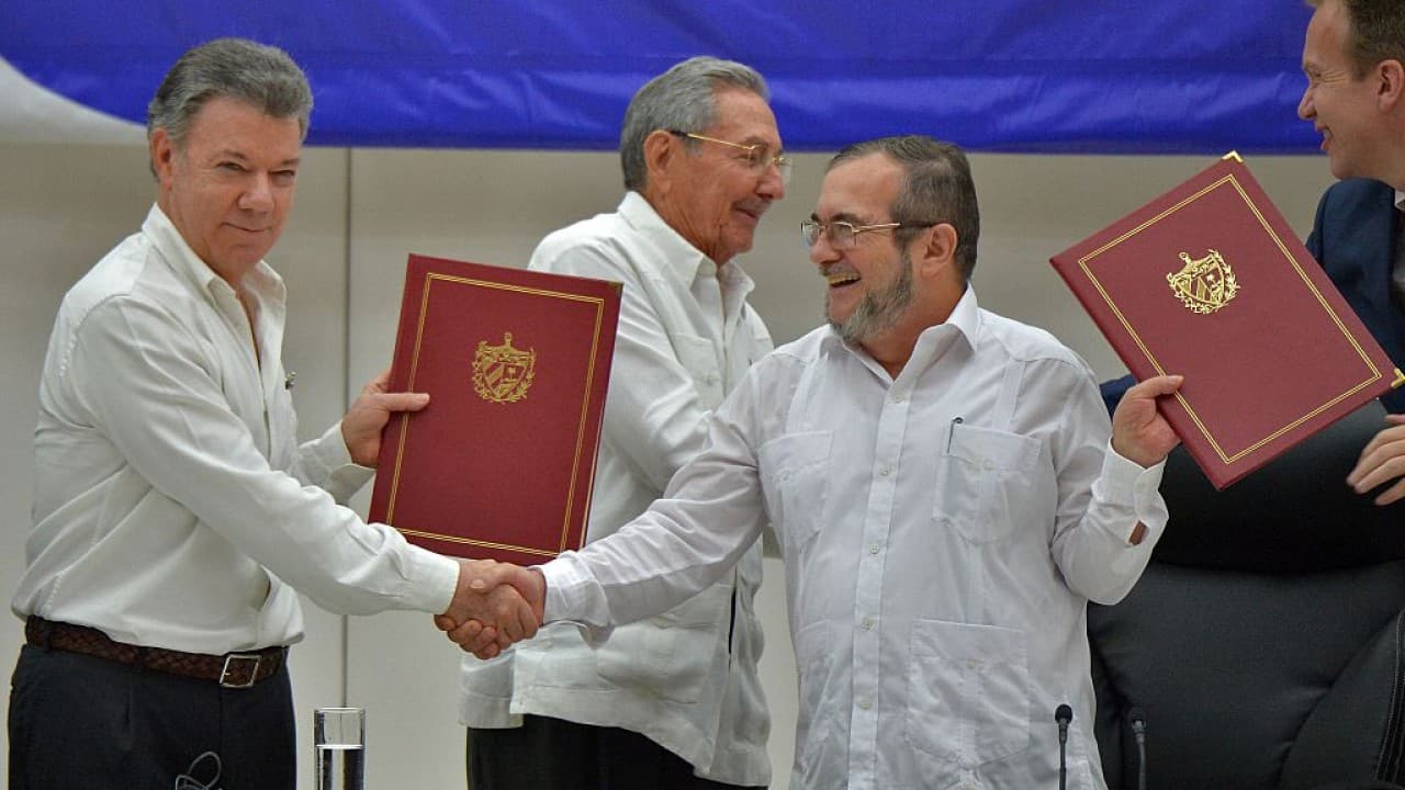 Santos y Timochenko ponen fin a la guerra en Colombia