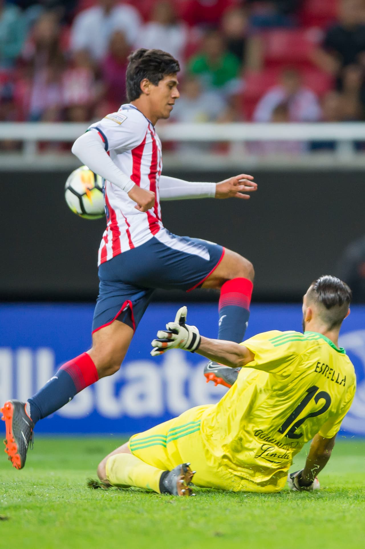 En 2017, a los 17 años, fue ascendido al primer equipo gracias al director técnico Matías Almeyda.