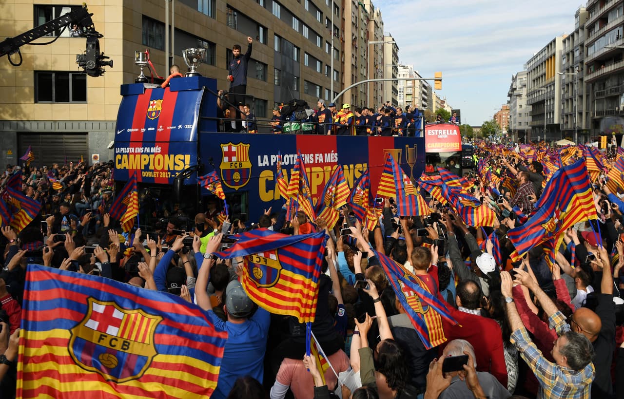 Barcelona celebró el octavo doblete de su historia con un recorrido urbano, festejo que congregó durante dos horas a decenas de miles de aficionados culés, entregados a un equipo que ganó Liga y Copa.