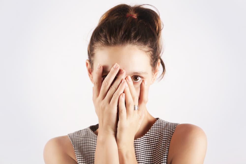 Esa timidez puede llegar a ser muy excesiva, al grado que es un rasgo que deben cuidar, para evitar no afrontar los conflictos que la vida nos manda. No hay que escondernos de nuestros problemas.