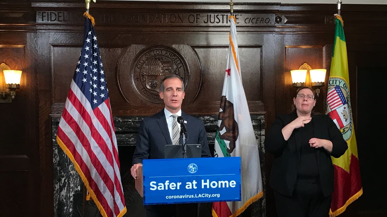 Trabajadores esenciales deben usar tapabocas y negocios pueden negar servicios si sus clientes no las usan