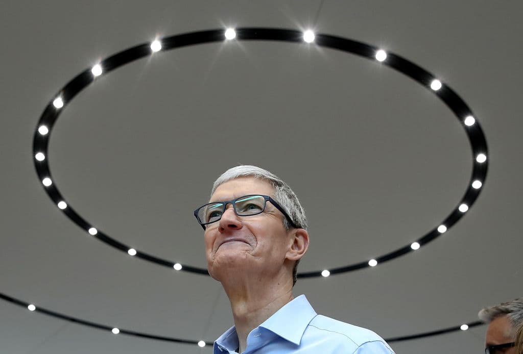 Tim Cook trabaja para Apple, es su CEO y es gay.