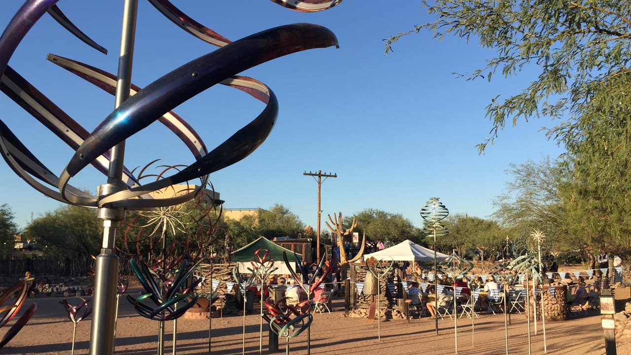 En una galería de arte se llevó a cabo el evento de cierre de la peregrinación con mariachis y música en vivo.