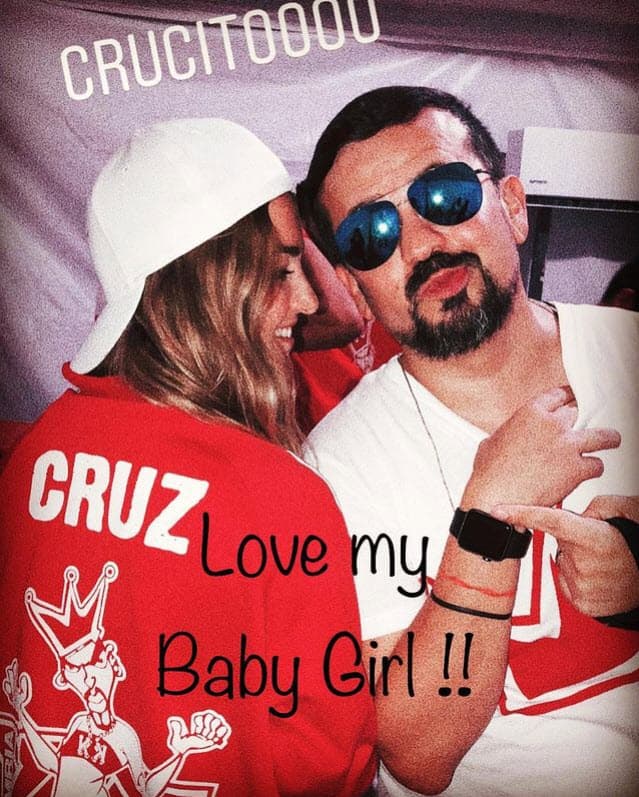 Aunque Melenie no es hija del exintegrante de Los Kumbia Kings, Cruz mantiene una 
<b>excelente relación con la primogénita de su esposa.</b>
<br>