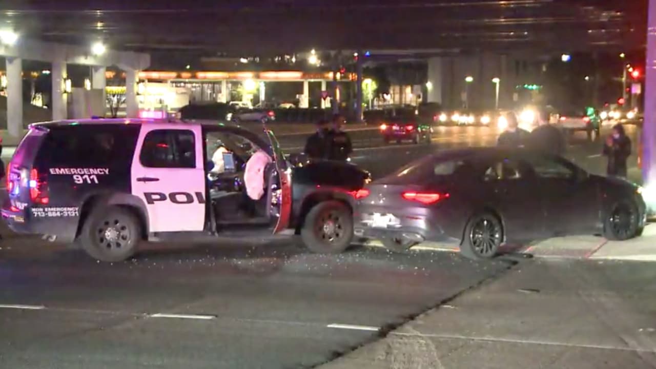 Un automóvil con dos ocupantes viajaba hacia el oeste por la Westheimer y aparentemente se pasó un semáforo en rojo.