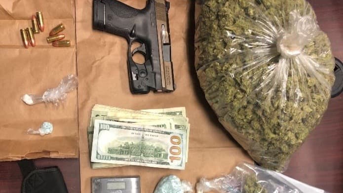 Encuentran armas y drogas en parada de tránsito rutinaria en Bakersfield