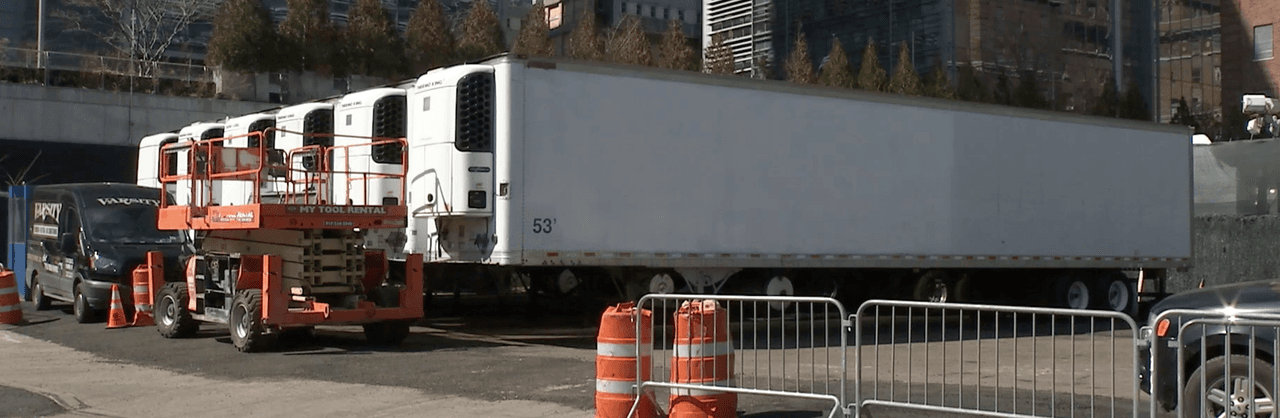 Camiones refrigerados afuera del Hospital Bellevue en Manhattan donde se guardaban 
<a href="https://www.univision.com/local/nueva-york-wxtv/mas-de-1-300-cuerpos-siguen-sin-ser-reclamados-de-una-morgue-en-brooklyn-instalada-por-la-crisis-del-coronavirus-video">cuerpos de personas falleciadas</a> por coronavirus durante el pico de la pandemia a principios de la primavera.