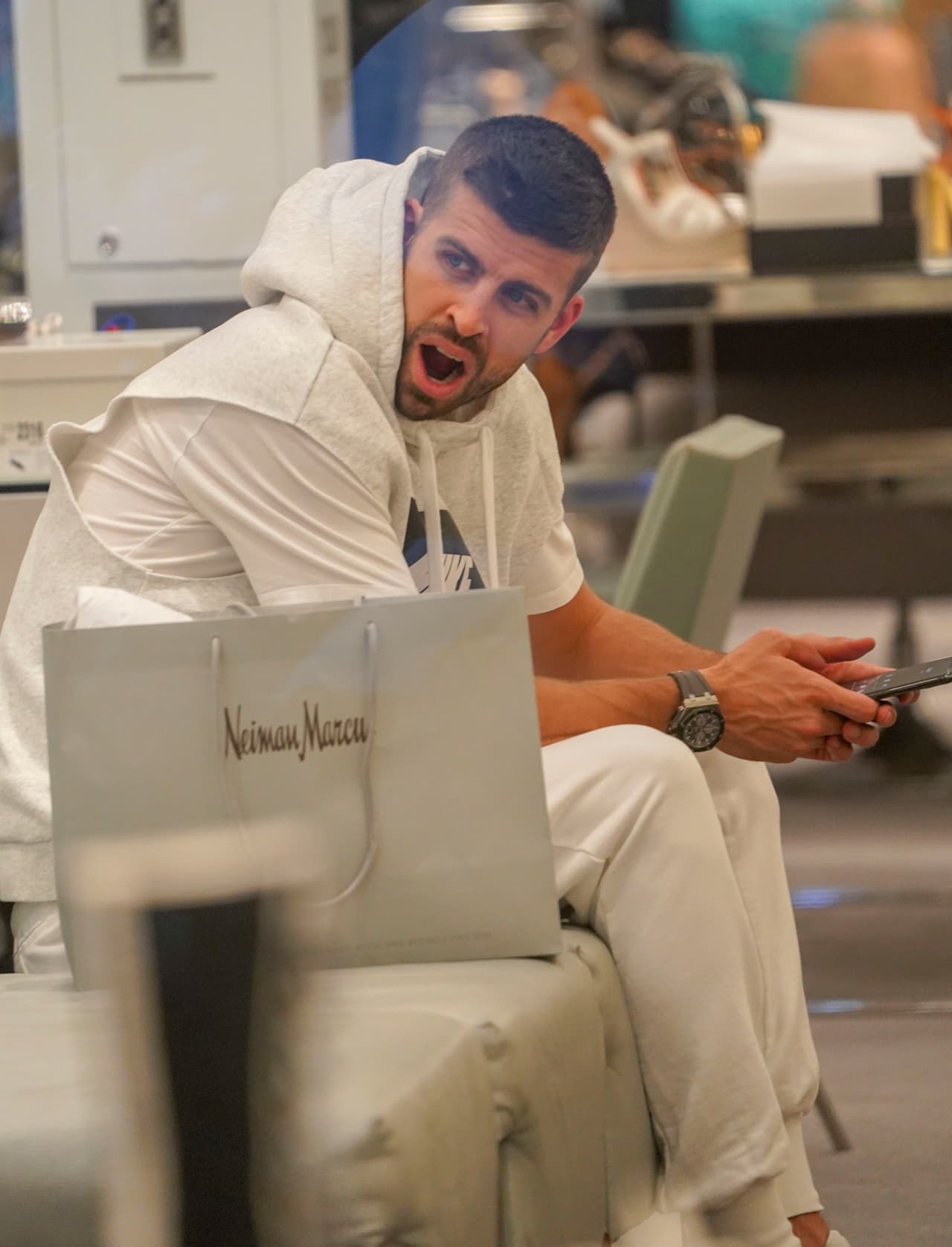 Visiblemente cansado, Gerard Piqué no tardó mucho en tomar una decisión.