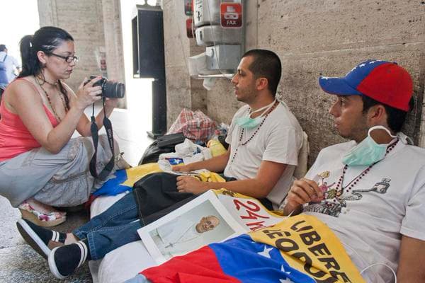 El opositor Martín Paz, junto a su compañero José Vicente García, concejales de la ciudad de San Cristobal, llevan cuatro días en huelga de hambre frente al Vaticano para pedir la mediación del papa Francisco para que el gobierno venezolano libere a los presos políticos del País.