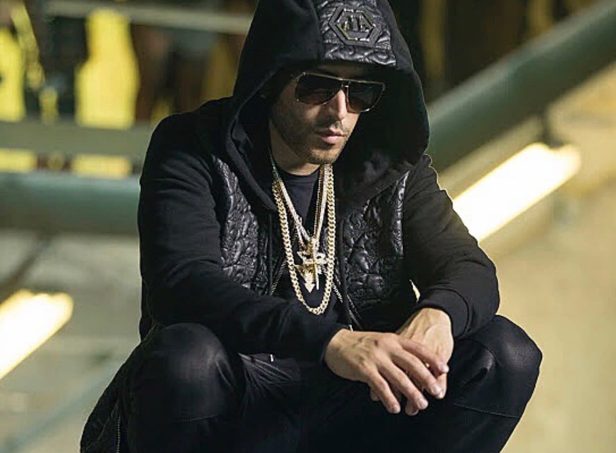 Los lentes obscuros son también parte de su 'look'.