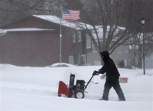 Un residente quita la nieve del camino en Monterey Drive en Iowa.