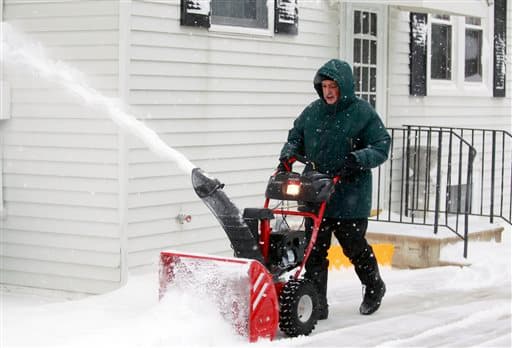 Doug Moon limpia la calle de su casa en Campbell Av en Waterloo, Iowa.