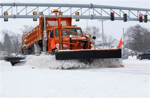 Un camión q ue quita la nieve despeja los caminos en Waterloo, Iowa.